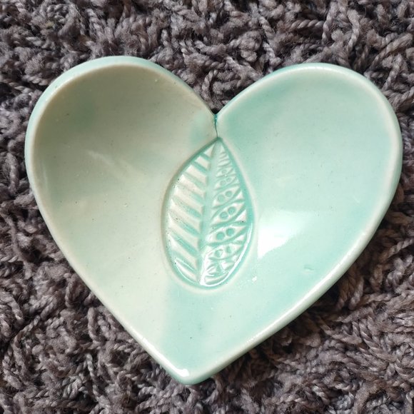 Sue Capillo Handcrafted Heart-shaped Pottery Dishes (price varies by quantity) - Picture 4 of 5